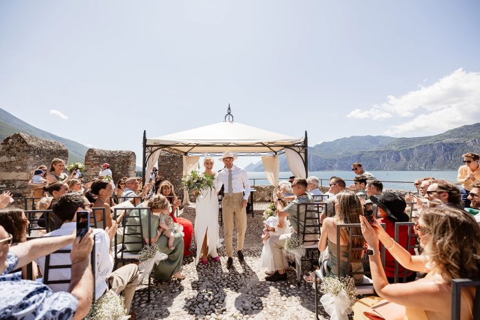 Momento finale del matrimonio sulla terrazza panoramica del Castello di Malcesine, con il Lago di Garda sullo sfondo, scattato da Giorgio Zamboni.