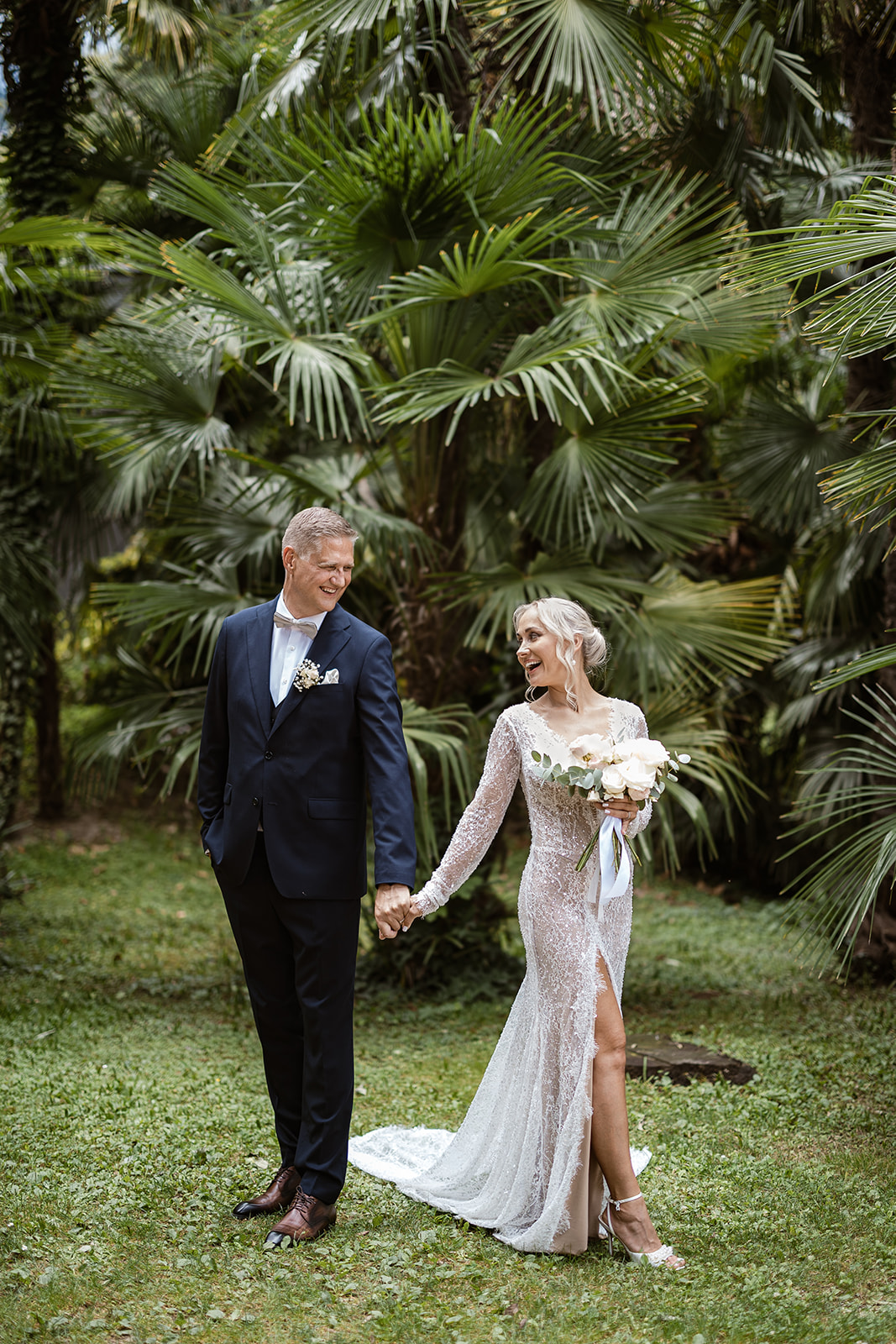 Coppia finlandese durante uno shooting romantico a Riva del Garda, nel parco del Du Lac et Du Parc, dopo aver celebrato il matrimonio sul Lago di Garda.
