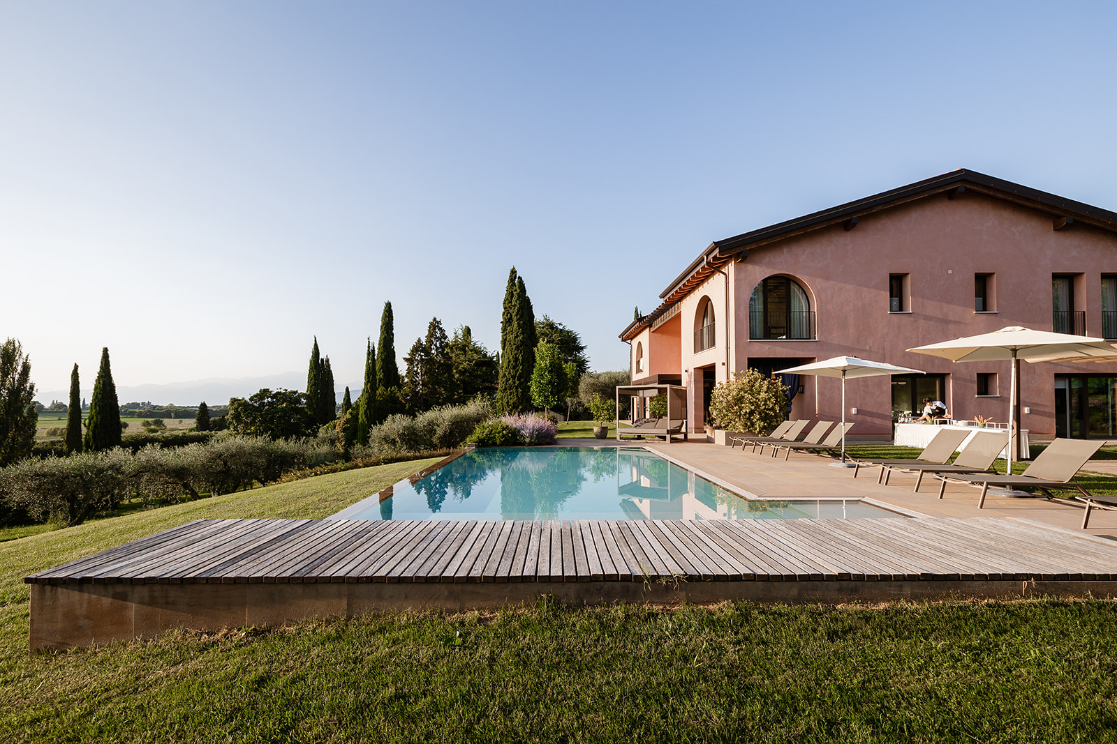 Private villa wedding reception in Lazise on Lake Garda with garden, olive trees and panoramic pool view