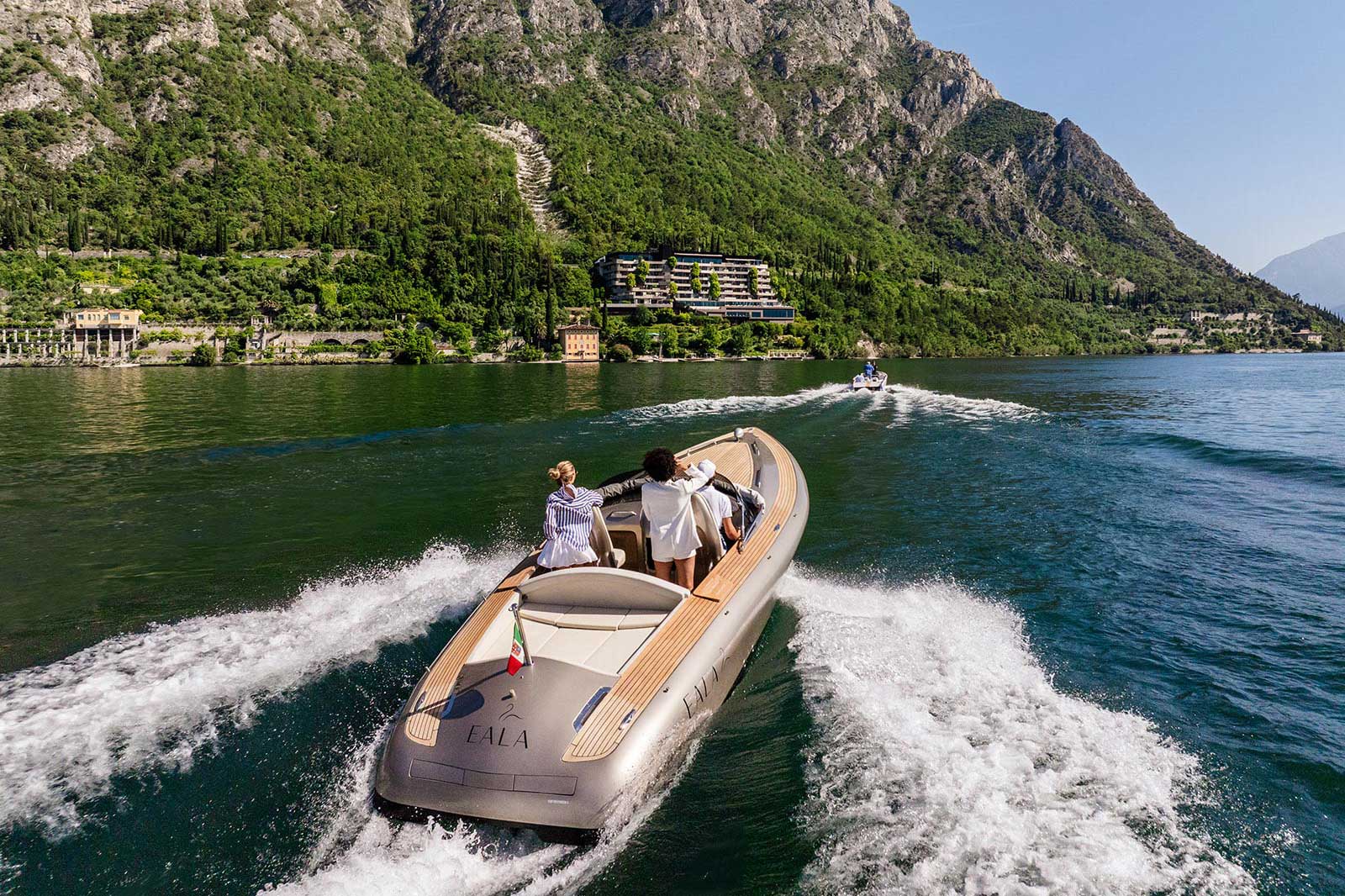 Fotografo matrimonio Lago di Garda – coppia in barca EALA davanti all’hotel EALA a Limone sul Garda