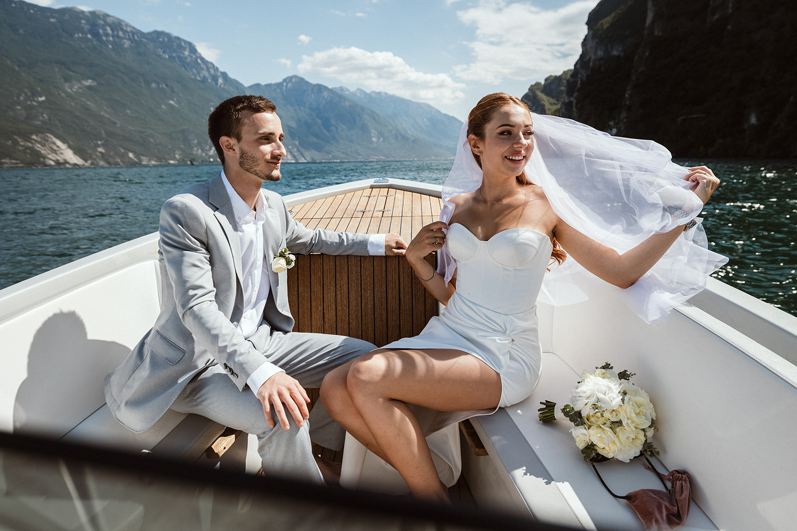 Fotografo matrimonio Riva del Garda, Lago di Garda – sposi in barca sulla sponda bresciana