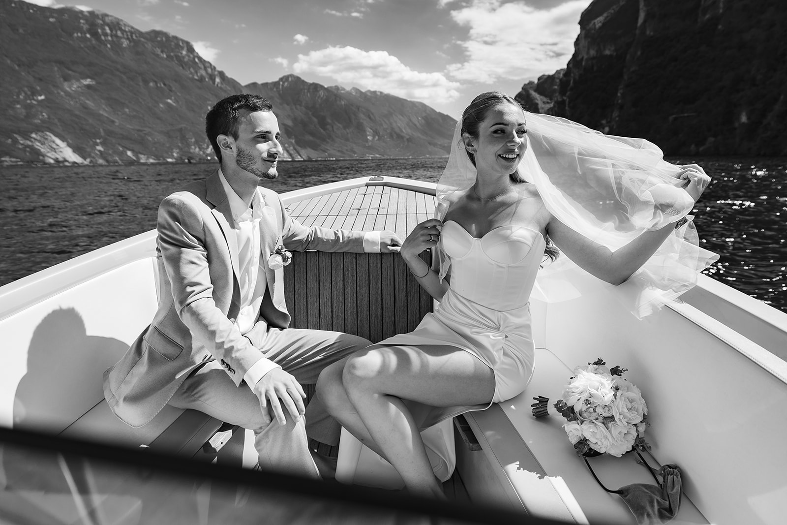 Fotografo matrimonio riva del garda, Lago di Garda – sposi in barca sulla sponda bresciana
