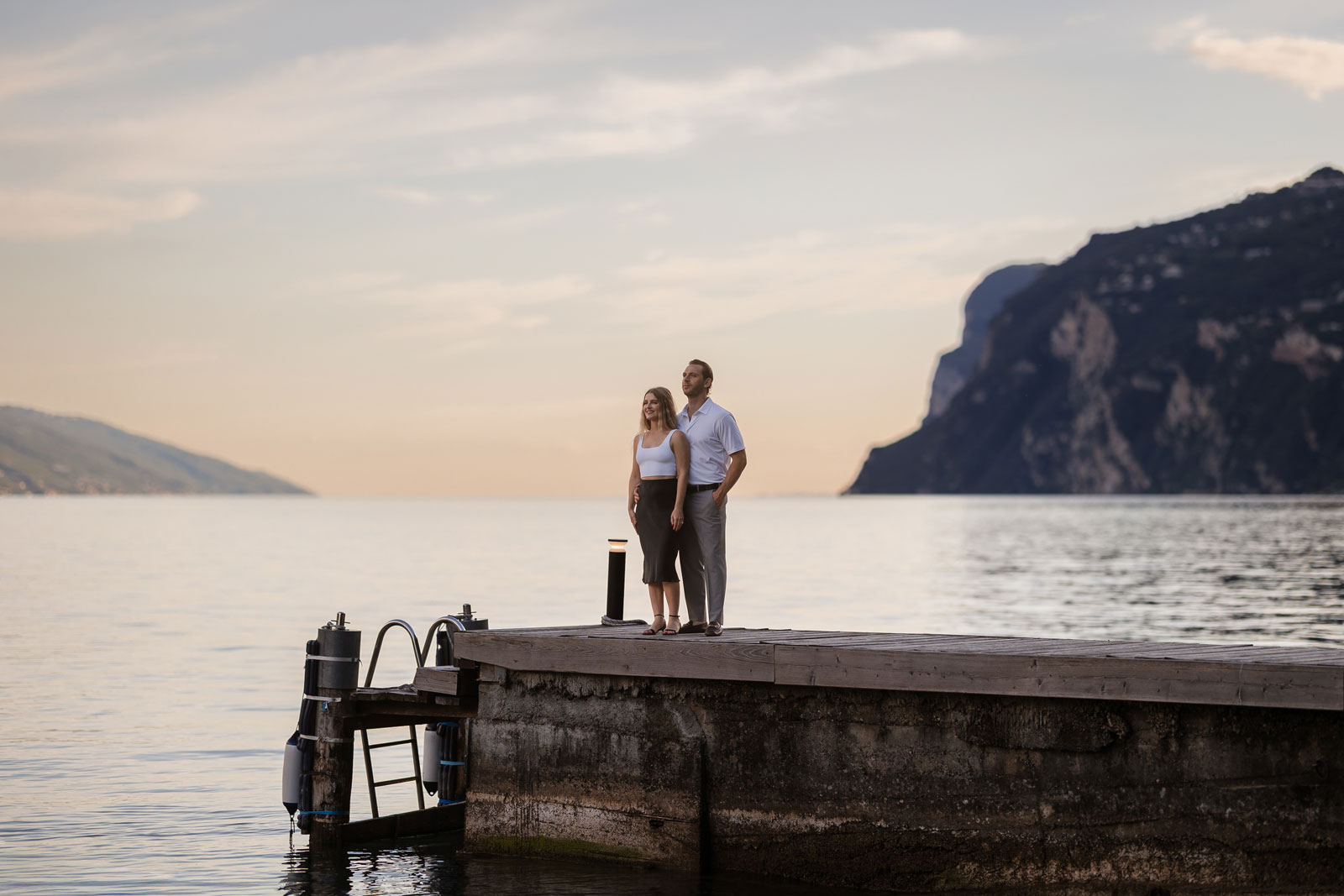 Fotografo matrimonio Lago di Garda – coppia americana al tramonto sul pontile a Limone sul Garda