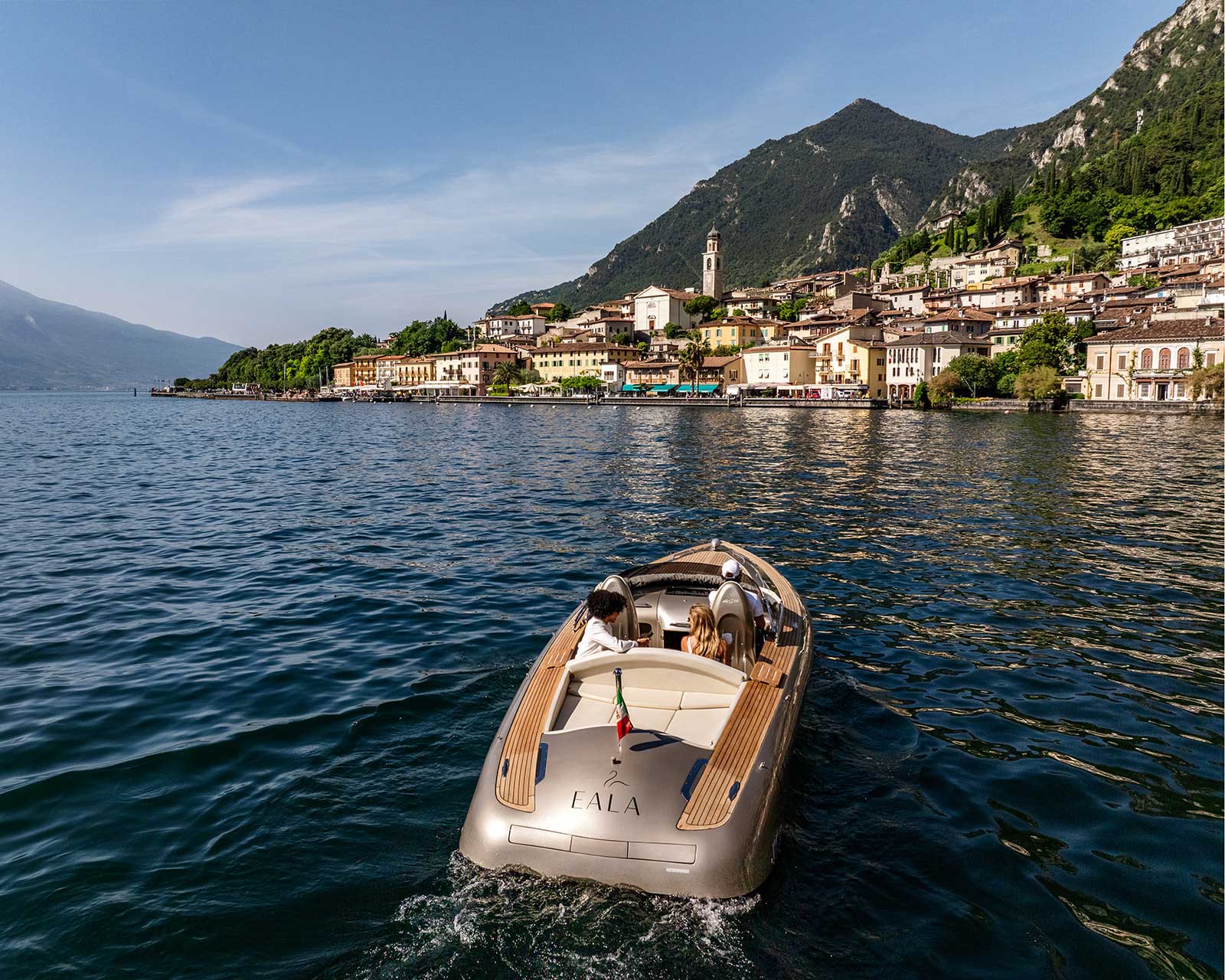 Fotografo matrimonio Limone sul Garda – coppia in barca EALA davanti al borgo di Limone sul Lago di Garda