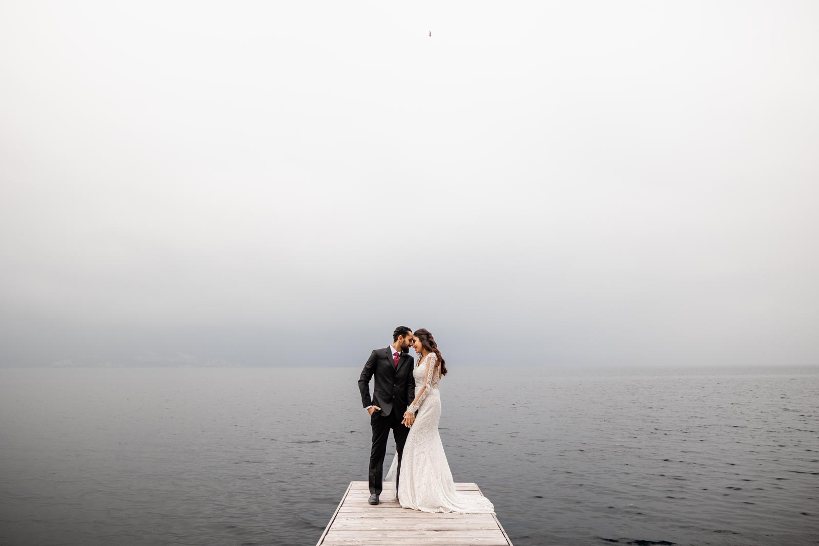 Fotografo matrimonio Limone sul Garda – sposi sul pontile dell’Hotel EALA sul Lago di Garda