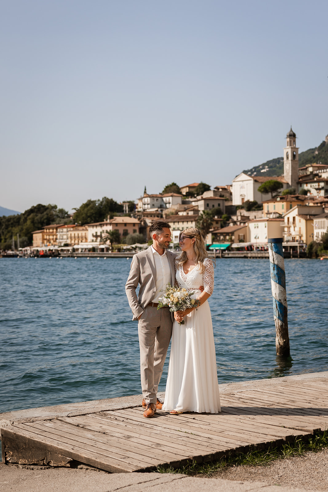 Fotografo matrimonio Limone sul Garda – coppia di sposi sul pontile vicino al porto