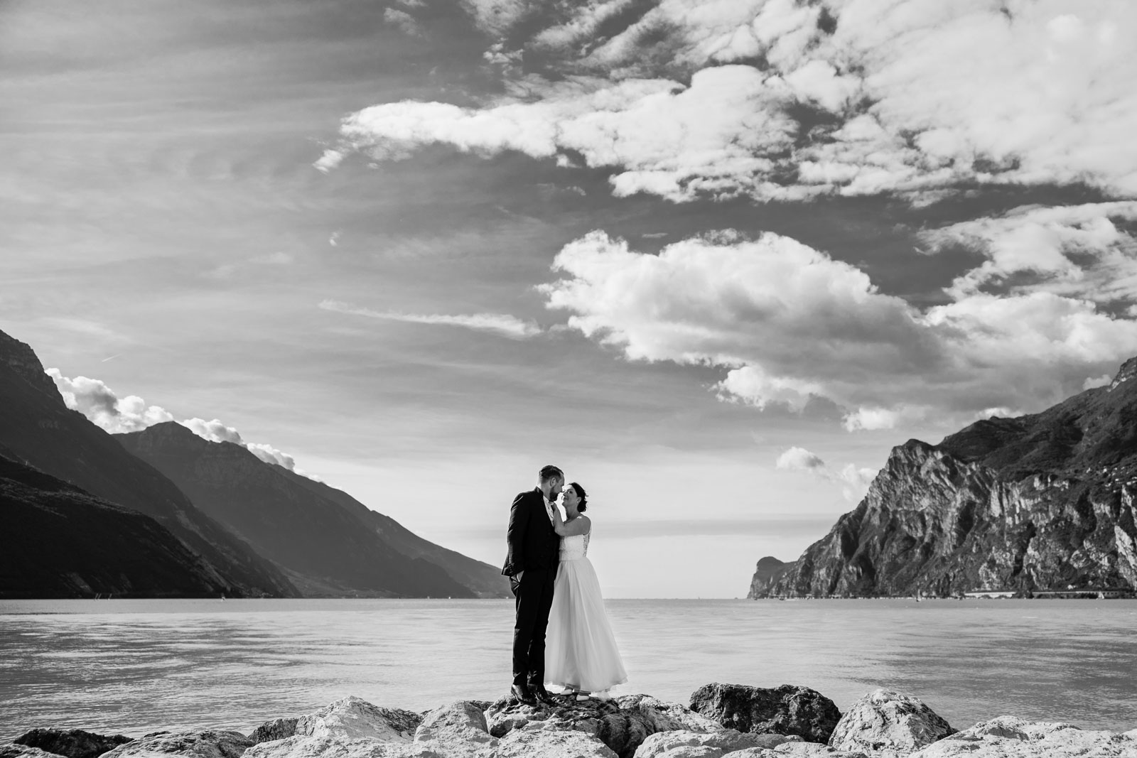 Fotografo matrimonio Riva del Garda – coppia di sposi sul Lago di Garda