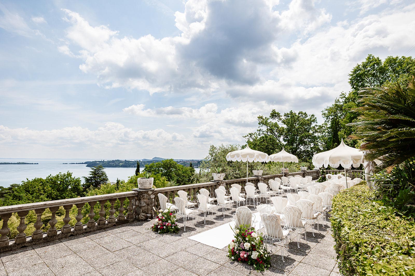 Fotografo matrimonio Gardone Riviera – terrazza di Ville Montefiori allestita per la cerimonia con vista sul Lago di Garda
