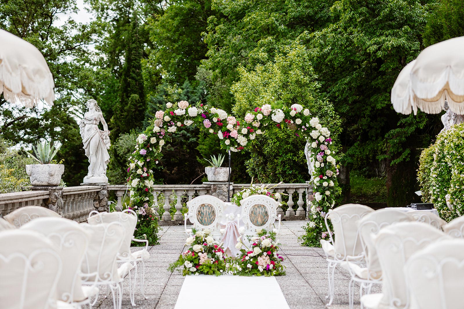 Fotografo matrimonio Gardone Riviera – allestimento della cerimonia floreale a Ville Montefiori