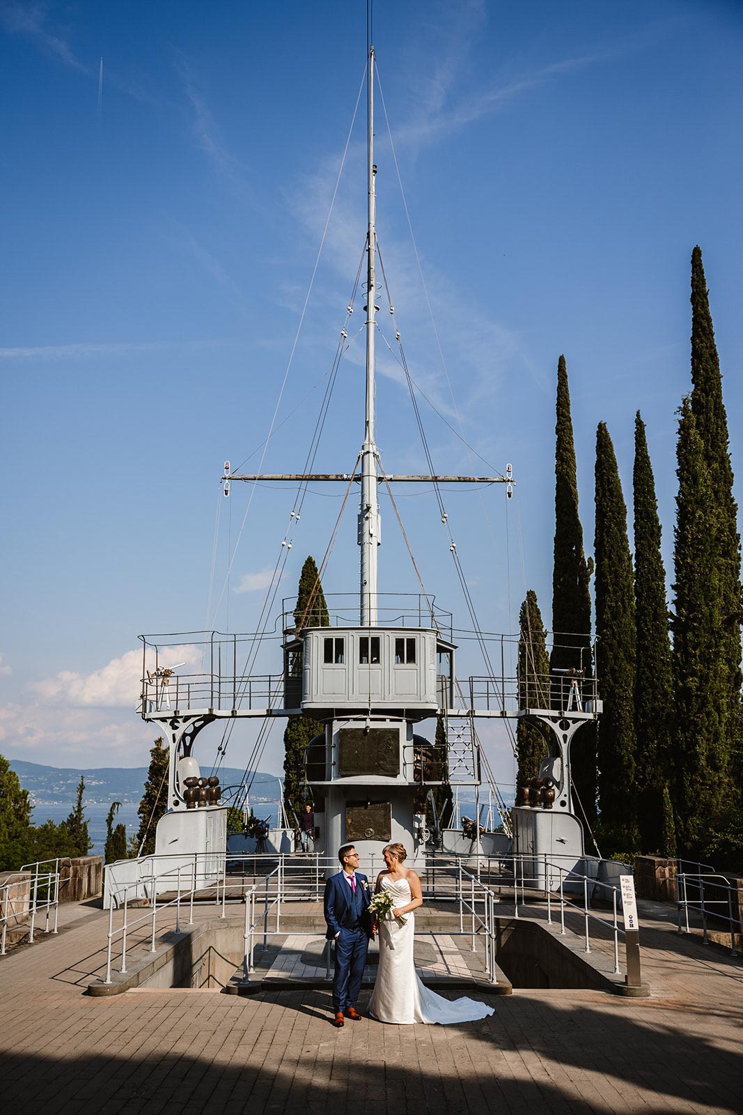 Fotografo matrimonio Gardone Riviera – sposi davanti alla nave Puglia al Vittoriale degli Italiani