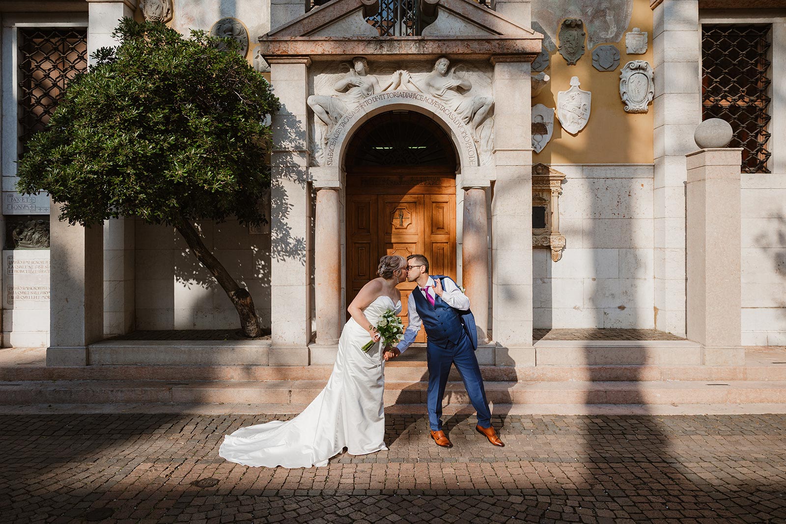 Fotografo matrimonio Gardone Riviera – sposi che si baciano davanti al Vittoriale degli Italiani