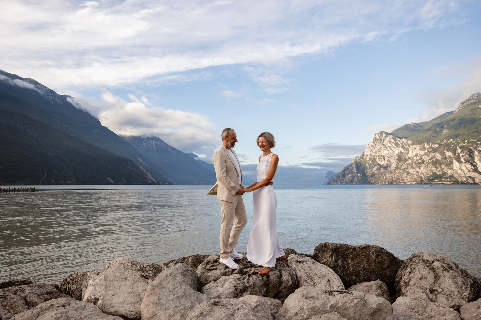 Coppia al mattino a Riva del Garda con vista sulle sponde veronese e bresciana del Lago di Garda