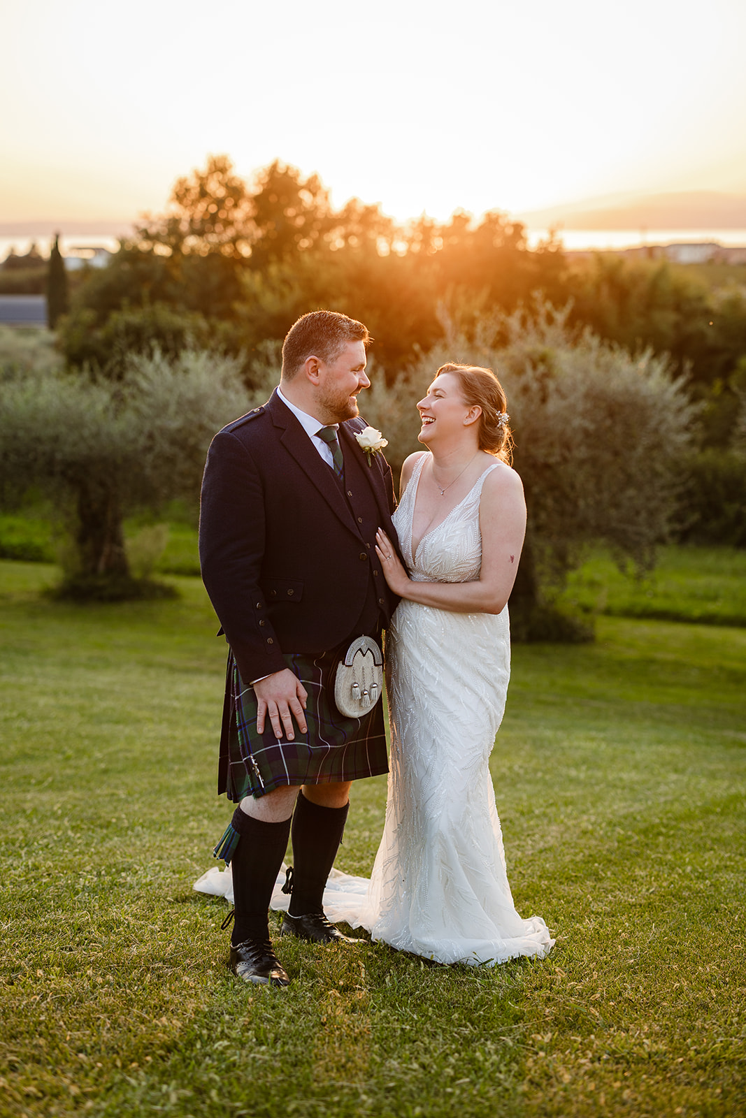 Sposi al tramonto nel giardino di Villa Collivo a Lazise durante un matrimonio sul Lago di Garda